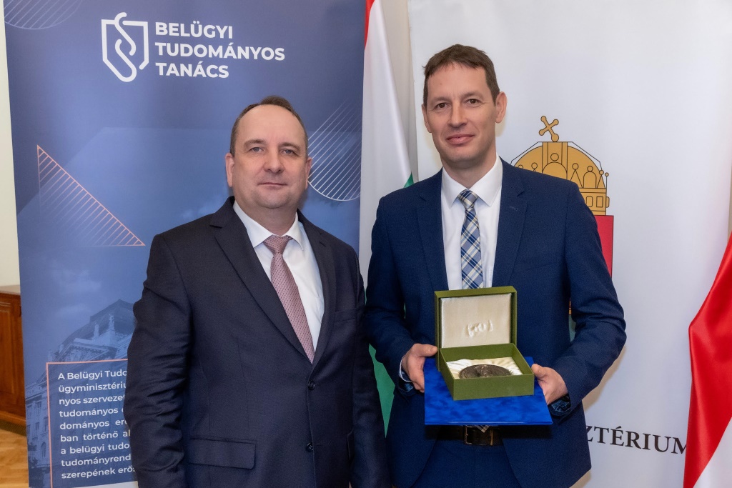 Dr. Kovács Zsoltot Szabó András-éremmel tüntették ki - Széchenyi István Egyetem Kautz Gyula Gazdaságtudományi Kar/Zsolt Kovács PhD awarded the András Szabó Medal - Kautz Gyula Faculty of Business and Economics